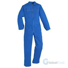 Combinaison de travail en 100 % coton, coloris gris ou bleu, avec fermeture métallique, élastique au dos pour un ajustement optimal, deux poches poitrine à glissière, deux poches cuisse et une poche mètre, poignets droits et passe-mains pour un accès rapide aux outils, idéale pour les professionnels du bâtiment, de l'industrie et de l'artisanat.