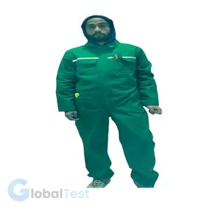 Combinaison de travail verte en 60 % coton et 40 % polyester, avec double fermeture, ceinture élastiquée, col officier, gripper au bas des jambes, pli d’aisance dans le dos, et multiples poches (poitrine, basses, arrière, mètre), idéale pour les professionnels du bâtiment, de l’industrie et de l’artisanat.