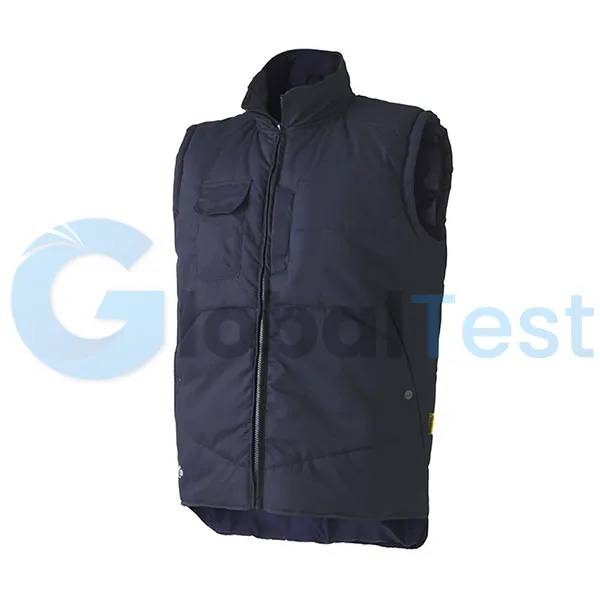 Gilet anti-froid bleu marine, extérieur en polyamide enduit de polyuréthane pour résistance au vent et à l'humidité, intérieur en polyester avec col cheminée en polaire pour isolation thermique, fermeture à glissière centrale, poches latérales et poitrine, disponible en tailles S à XXL, idéal pour les environnements de travail en extérieur.