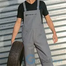 Salopette de travail en polyester/coton 60 %/40 %, tissu 300 g/m², bretelles élastiques réglables, braguette zippée, ceinture à six passants, poches cavalières contrastées, poches cuisses avec soufflets zippés, poche téléphone avec sangle velcro, poche porte-outils, genoux renforcés en CORDURA, rivets nickelés, coloris noir/orange, idéale pour les métiers techniques et industriels.