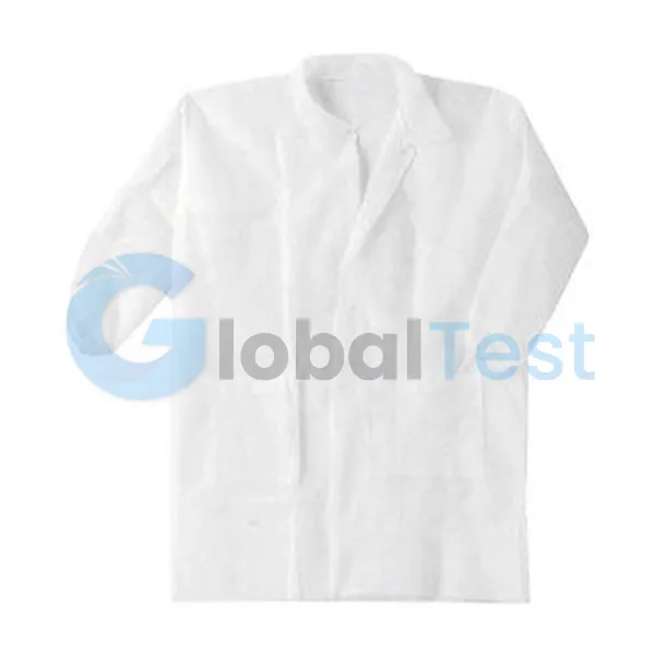 Blouse jetable blanche en tissu non-tissé, fermeture frontale à 3 pressions plastiques, col classique, sans poche, légère et respirante, idéale pour les environnements médicaux, alimentaires et industriels, offrant une hygiène optimale et une protection contre les éclaboussures et particules.