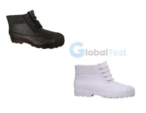 Botte de sécurité en PVC avec embout en acier, fermeture à lacets, semelle intérieure en EVA perforée pour une meilleure respirabilité, disponible en noir ou blanc, conforme à la norme S4 pour une protection optimale dans les environnements industriels, humides ou glissants.