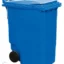 Conteneur à deux roues 360L bleu – fabriqué en polyéthylène haute densité (PEHD) stabilisé aux UV, conforme à la norme EN 840 et certifié TÜV, avec deux roues en caoutchouc de 200 mm sur axe galvanisé anticorrosion, offrant une capacité de 360 litres pour la collecte et le transport des déchets, idéal pour les collectivités, établissements industriels et hospitaliers.
