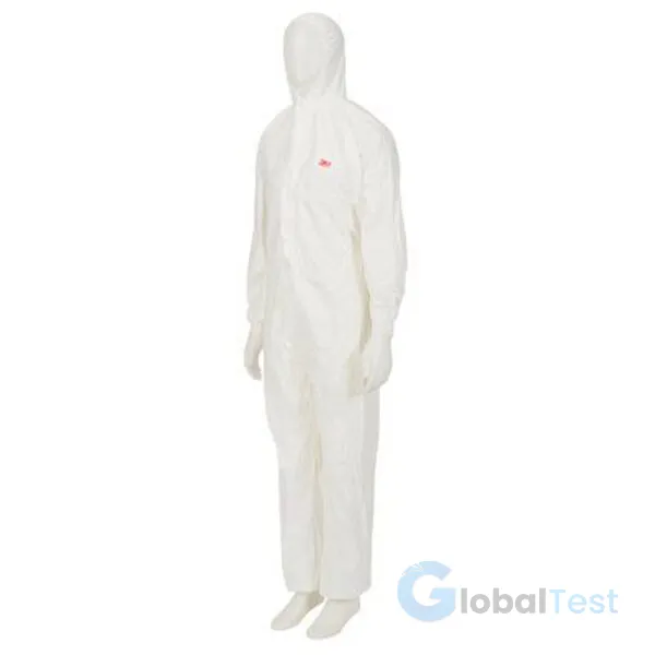 Combinaison de protection 3M™ 4500 en polypropylène léger et respirant de 45 g/m², offrant une protection de catégorie 1 contre les poussières et éclaboussures de liquides non dangereux, avec capuche à deux panneaux, poignets, chevilles et taille élastiqués, fermeture à glissière protégée par un rabat anti-tempête, idéale pour les environnements industriels légers, le nettoyage, la maintenance et l'industrie alimentaire.