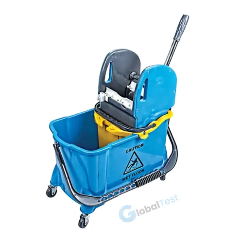 Chariot de nettoyage HTS731 – conçu pour les environnements commerciaux, industriels et publics, offrant une organisation efficace des outils et fournitures de nettoyage, avec une excellente maniabilité grâce à ses roues robustes et pivotantes, facilitant les tâches de nettoyage dans les espaces étroits ou encombrés.