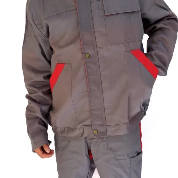 VESTE‑ET‑PANTALON‑HOMME‑GRIS‑ROUGE ensemble de travail bicolore gris et rouge, polyester/coton, coupe ergonomique, poches multiples, renforcements aux zones sensibles, taille extensible, fermeture à pressions, conforme EN 340, idéal pour artisans, BTP et maintenance industrielle.