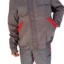 VESTE‑ET‑PANTALON‑HOMME‑GRIS‑ROUGE ensemble de travail bicolore gris et rouge, polyester/coton, coupe ergonomique, poches multiples, renforcements aux zones sensibles, taille extensible, fermeture à pressions, conforme EN 340, idéal pour artisans, BTP et maintenance industrielle.